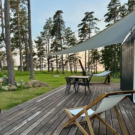 Maennikumereaeaere With Sea View And Private Apartment